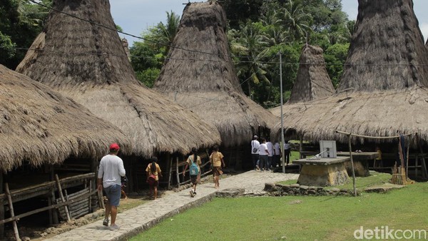 Kabupaten Sumba Barat merupakan salah satu daerah di Nusa Tenggara Timur yang terkenal dengan keindahan alamnya. Namun, Sumba Barat juga terkenal dengan budaya dan tradisinya. Tradisi yang masih dilestarikan adalah rumah adat yang terbuat dari kayu dan bambu. Selain itu juga terdapat kuburan batu. Hal tersebut bisa dilihat di kampung adat Moto Dawu atau Mot Dawu. Â Kabupaten Sumba Barat merupakan salah satu daerah di Nusa Tenggara Timur yang terkenal dengan keindahan alamnya. Namun, Sumba Barat juga terkenal dengan budaya dan tradisinya. Tradisi yang masih dilestarikan adalah rumah adat yang terbuat dari kayu dan bambu. Selain itu juga terdapat kuburan batu. Hal tersebut bisa dilihat di kampung adat Moto Dawu atau Mot Dawu. Â