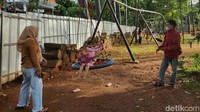 Pengunjung terlihat ramai meski pada hari kerja dengan kondisi taman dipagar seng melingkar/mengelilingi taman.