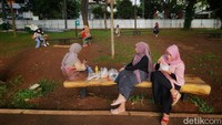 Pagar seng tersebut cukup membatasi pandangan visual pengunjung. 