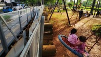 Terlihat pagar besi bermotif jaring telah terpasang di sebagian area taman bagian selatan. Sementara sebagian lagi masih berupa seng dilengkapi tali pembatas berwarna kuning hitam.