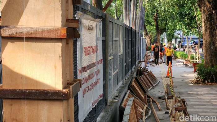 Meski Tertutup Pagar Seng, Tebet Eco Park Tetap Ramai Pagar seng masih menghiasi Tebet Eco Park di beberapa bagian. Meskipun begitu, ruang terbuka hijau (RTH) ini masih tetap ramai lho.