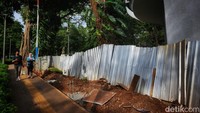 Begini penampakan Tebet Eco Park yang terlihat masih ditutup pagar seng di beberapa sudut, Rabu (14/12/2022).