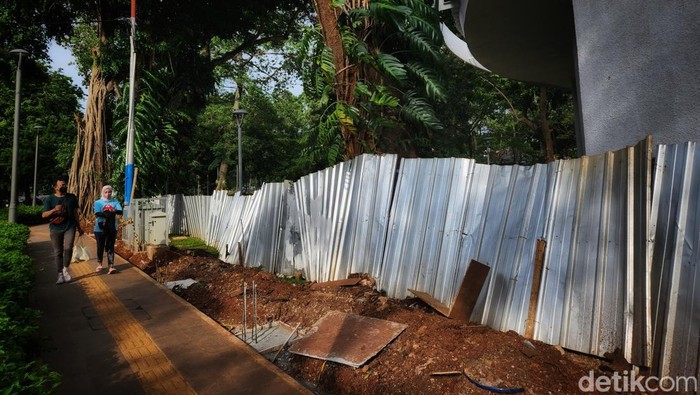 Meski Tertutup Pagar Seng, Tebet Eco Park Tetap Ramai Pagar seng masih menghiasi Tebet Eco Park di beberapa bagian. Meskipun begitu, ruang terbuka hijau (RTH) ini masih tetap ramai lho.