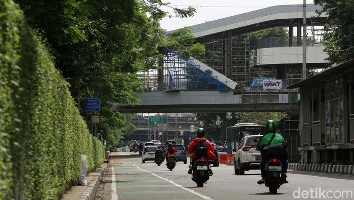 Proyek jembatan penyeberangan multiguna (JPM) Dukuh Atas penyelesaiannya mundur dari rencana awal. Begini progres terkininya.