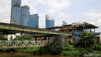 Direktur Utama PT Moda Integrasi Transportasi Jabodetabek (PT MITJ) Tuhiyat mengungkap kendalanya. Tuhiyat menjelaskan kendala pertama, berkaitan dengan izin pemasangan penyangga jembatan atau girder yang melalui Sungai Ciliwung. Menurutnya proses perizinan itu cukup panjang.