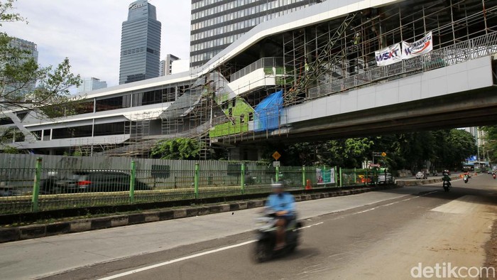 Proyek jembatan penyeberangan multiguna (JPM) Dukuh Atas penyelesaiannya mundur dari rencana awal. Begini progres terkininya.