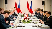 Dalam bidang pertahanan dan industri strategis, Jokowi mengapresiasi partisipasi Ceko pada Indo-Defense 2022. 