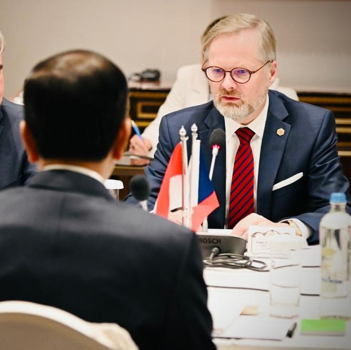 Presiden Joko Widodo (Jokowi) mengawali agenda kunjungan kerjanya di Brussels, Belgia, dengan melakukan pertemuan bilateral dengan Perdana Menteri Republik Ceko Petr Fiala di Hotel Steigenberger Wiltchers. Jokowi membahas sejumlah isu, dari pertahanan hingga kerja sama ekonomi, Rabu (14/12/2022).
