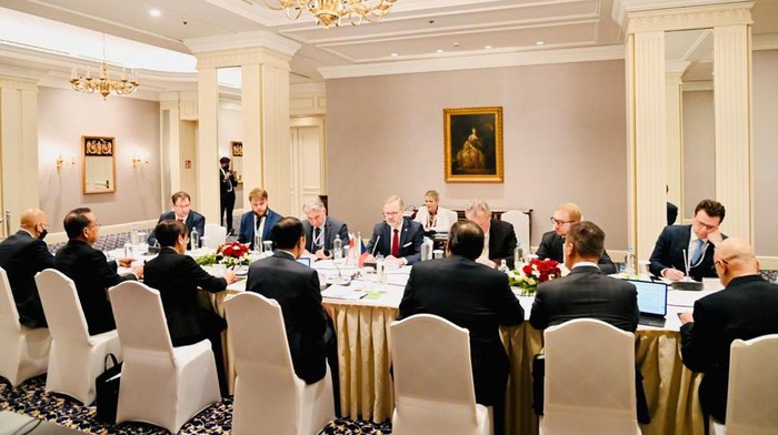 Presiden Joko Widodo (Jokowi) mengawali agenda kunjungan kerjanya di Brussels, Belgia, dengan melakukan pertemuan bilateral dengan Perdana Menteri Republik Ceko Petr Fiala di Hotel Steigenberger Wiltcher's. Jokowi membahas sejumlah isu, dari pertahanan hingga kerja sama ekonomi, Rabu (14/12/2022).