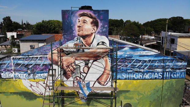 Mural bintang sepak bola Argentina Lionel Messi di rumah masa kecilnya di Rosario, Argentina. (AFP via Getty Images/MARCELO MANERA)