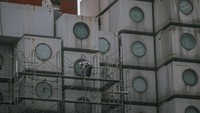 Nakagin Capsule Tower atau Menara Nakagin sendiri adalah gedung mixed-use berkonsep arsitektur metabolisme. Mengutip CNN, Rabu (14/12/2022), arsitektur metabolisme adalah gerakan yang muncul pada akhir tahun 1950-an dan awal 1960-an. Foto: LightRocket via Getty Images/Nicolas Datiche