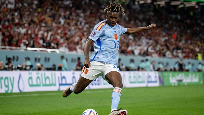 AL RAYYAN, QATAR - DECEMBER 06: Nico Williams of Spain controls the ball during the FIFA World Cup Qatar 2022 Round of 16 match between Morocco and Spain at Education City Stadium on December 06, 2022 in Al Rayyan, Qatar. (Photo by Marvin Ibo Guengoer - GES Sportfoto/Getty Images)
