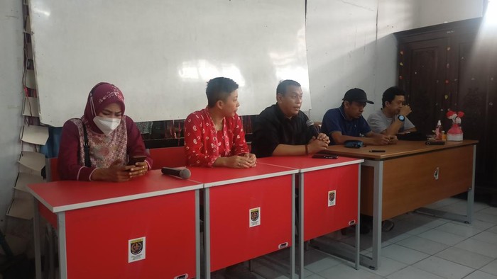 Orang tua murid mengapresiasi Pemkot Depok yang menunda pembangunan masjid di lahan SDN Pondok Cina (Pocin) 1. Orang tua murid berharap kegiatan belajar mengajar dapat kembali 100% di SDN Pondok Cina 1.
