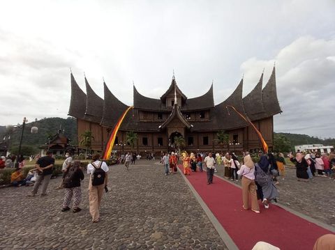 Istano Baso Pagaruyung yang dulunya menjadi pusat pemerintahan Kerajaan Minangkabau. Istano tersebut berada di Kabupaten Tanah Datar. Istimewa