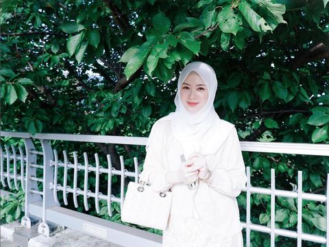 Padu padan hijab warna putih ala Ayana Jihye Moon.
