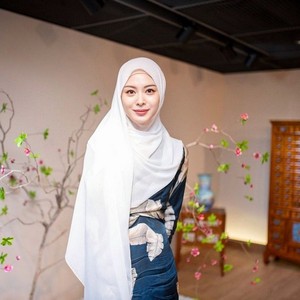 7 Ide Padu Padan Hijab Warna Putih ala Ayana Moon, Bisa Kamu tiru 7 Ide Padu Padan Hijab Warna Putih ala Ayana Moon, Bisa Kamu tiru