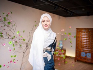 7 Ide Padu Padan Hijab Warna Putih ala Ayana Moon, Bisa Kamu tiru