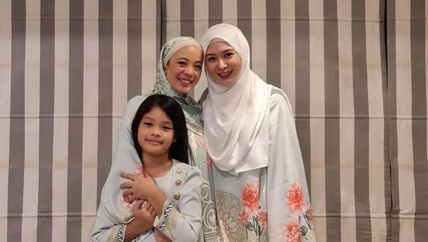 Padu padan hijab warna putih ala Ayana Jihye Moon.