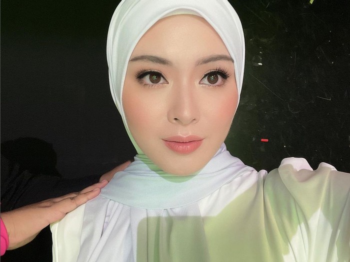 Padu padan hijab warna putih ala Ayana Jihye Moon.