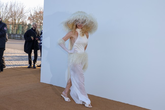 Desainer Simon Porte Jacquemus mempresentasikan koleksi busana siap pakai musim semi-panas 2023 di Le Bourget, Paris, Prancis, pada Senin (12/12/2022). Sejumlah tamu selebriti pun datang dan memberikan penampilan terbaiknya, tanpa terkecuali Pamela Anderson. (Foto: Getty Images)