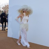 Desainer Simon Porte Jacquemus mempresentasikan koleksi busana siap pakai musim semi-panas 2023 di Le Bourget, Paris, Prancis, pada Senin (12/12/2022). Sejumlah tamu selebriti pun datang dan memberikan penampilan terbaiknya, tanpa terkecuali Pamela Anderson. (Foto: Getty Images)