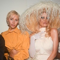 Aksesori andalannya tak kalah mencuri perhatian. Pamela Anderson tampak memakai topi anyaman yang penuh jerami. Saking lebarnya topi tersebut, tamu lain yang duduk di sebelah Pamela sampai harus memiringkan kepala. (Foto: Getty Images)