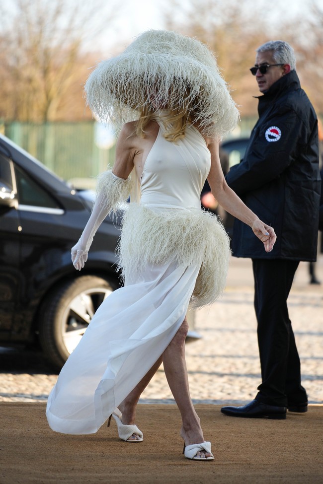 Aktris dan model senior Pamela Anderson muncul dalam balutan gaun halter neck berwarna off-white yang dihiasi dekorasi jerami pada bagian pinggang. Menurut The Sun, perempuan 55 tahun itu memakai gaunnya tanpa bra, padahal Paris sedang memasuki musim dingin. (Foto: Getty Images)