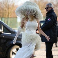 Aktris dan model senior Pamela Anderson muncul dalam balutan gaun halter neck berwarna off-white yang dihiasi dekorasi jerami pada bagian pinggang. Menurut The Sun, perempuan 55 tahun itu memakai gaunnya tanpa bra, padahal Paris sedang memasuki musim dingin. (Foto: Getty Images)