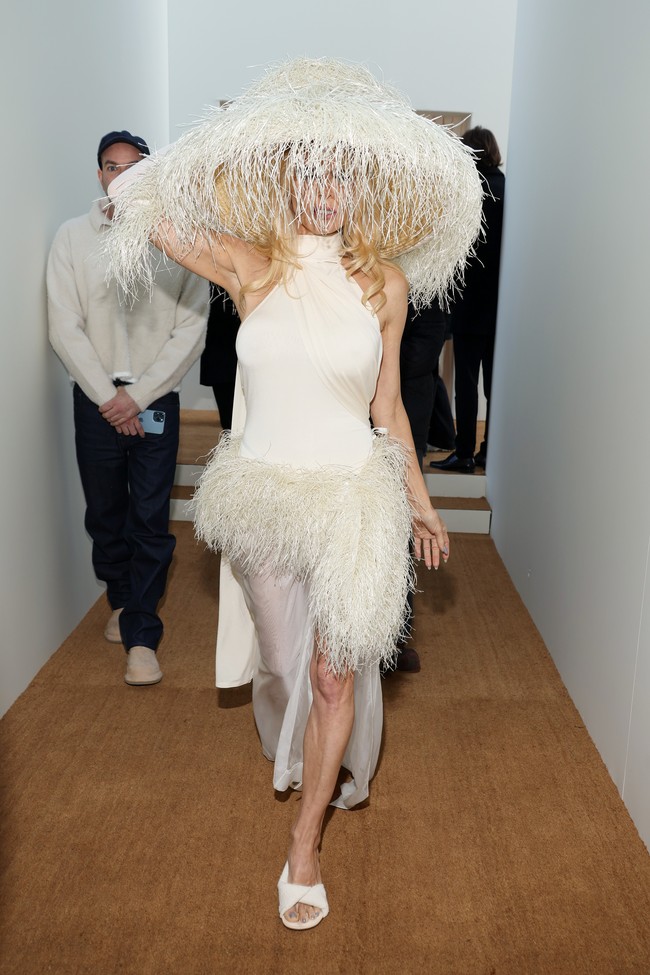 Selain Pamela Anderson, personel Blackpink Jennie Kim juga tak absen. Mini-dress strapless berwarna off-white dengan aksen lipatan berstruktur pada bagian rok menjadi andalannya. Busana tersebut dibungkus oversized jacket, tapi Jennie melepasnya saat tiba di dalam. (Foto: Getty Images)