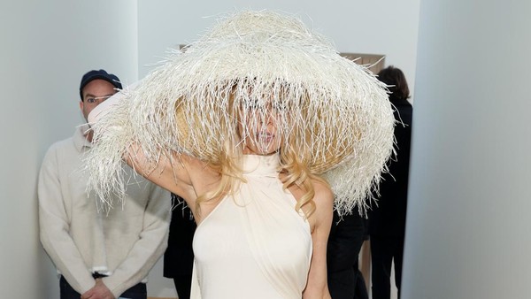 Foto: Pamela Anderson Bergaun Tipis di Musim Dingin, Gaya Tanpa Bra Disorot