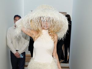 Foto: Pamela Anderson Bergaun Tipis di Musim Dingin, Gaya Tanpa Bra Disorot