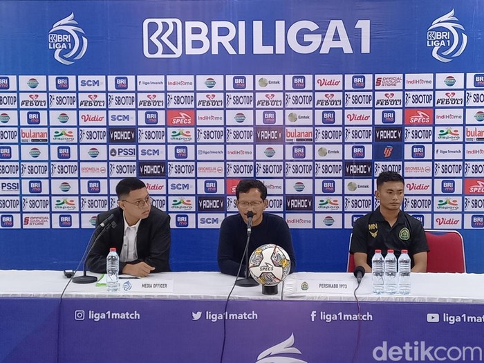 Pelatih Persikabo 1973 Djadjang Nurdjaman (tengah) dan pemain Persikabo, Munandi (kanan), saat konferensi pers usai laga di Stadion Manahan Solo, Rabu (14/12/2022).