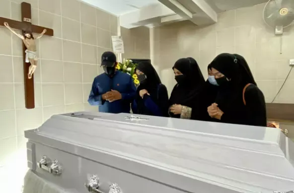 Pemilik resto ajak karyawan muslim ngelata di gereja