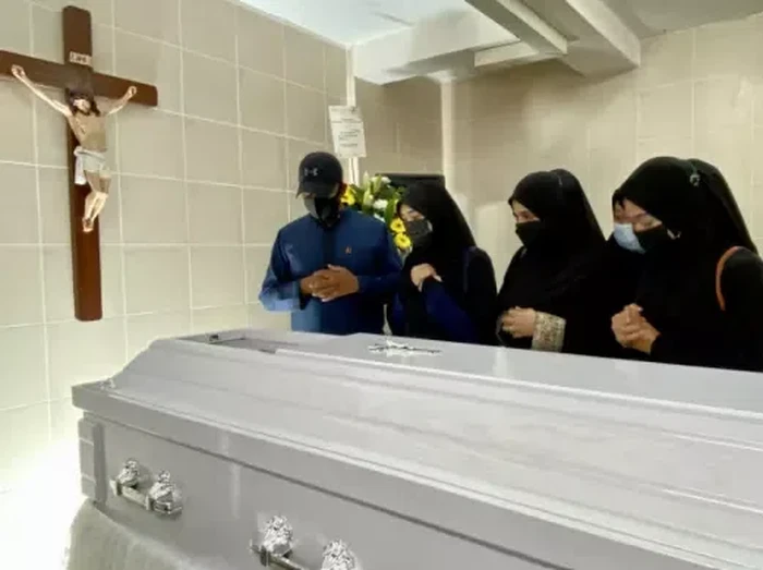 Pemilik resto ajak karyawan muslim ngelata di gereja