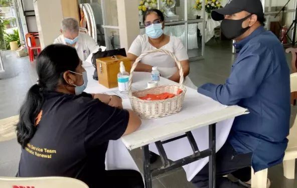 Pemilik resto ajak karyawan muslim ngelata di gereja