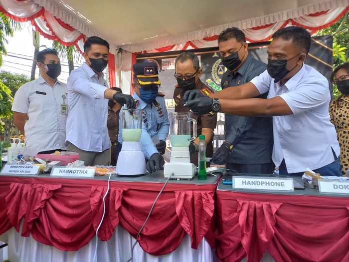 Pemusnahan barang bukti tindak pidana inkrah di lapangan Kejari Buleleng, Rabu (14/12/2022).