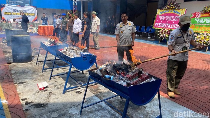 Kantor Bea dan Cukai Jogja memusnahkan barang ilegal.