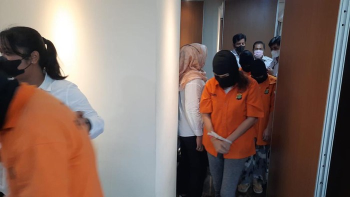Penampakan 8 tersangka penganiayaan ART di apartemen Jaksel.