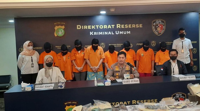 Penampakan 8 tersangka penganiayaan ART di apartemen Jaksel.