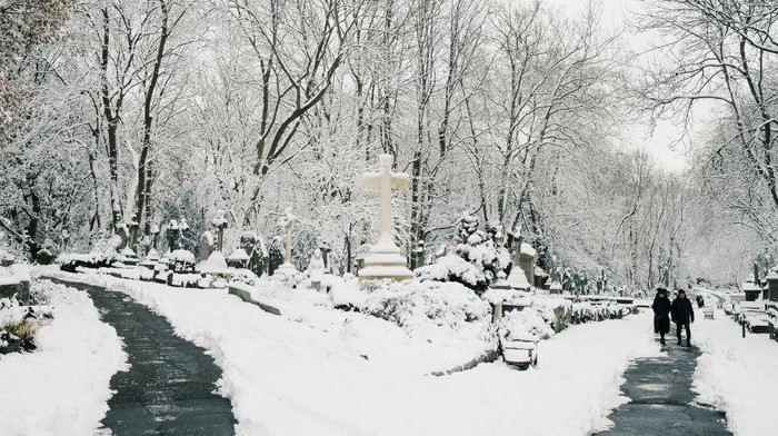 Hujan salju menyelimuti sebagian wilayah di Inggris. Salah satunya pemakaman Highgate yang berada di kota London.