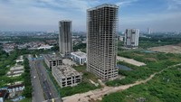 Ketua Komunitas Peduli Konsumen Meikarta Aep Mulyana mengungkapkan kondisi di lapangan soal pembangunan Meikarta. Aep mengatakan pembangunan distrik satu masih belum selesai. Sedangkan konsumen ada yang memesan apartemen sampai distrik 3. (CNN Indonesia/Mohammad Safir Makki)  