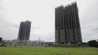 Untuk distrik dua, baru dibangun rangka-rangka bangunan. Namun sebagian kawasan banyak ditumbuhi rumput liar. Menurutnya tidak ada progres signifikan dalam pembangunan Meikarta. (CNN Indonesia/Mohammad Safir Makki)  