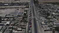 Ratusan truk mengular panjang di jalan raya Pan-American di Ica, Peru, Selasa 13 Desember 2022.