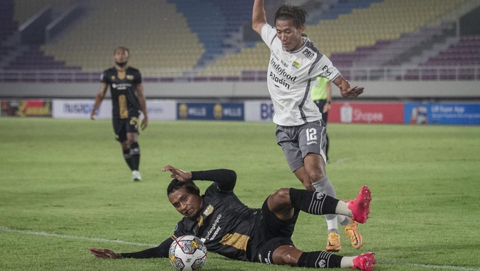 Pesepak bola Persib Bandung Robi Darwis (bawah) berebut bola dengan pesepak bola Dewa United FC Miftah Anwar Sani (atas) pada pertandingan BRI Liga 1 di Stadion Manahan, Solo, Jawa Tengah, Rabu (14/12/2022). ANTARA FOTO/Mohammad Ayudha/aww.