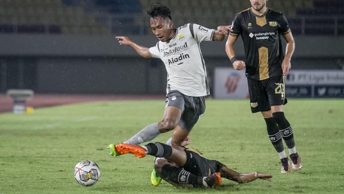 Pesepak bola Persib Bandung Robi Darwis (bawah) berebut bola dengan pesepak bola Dewa United FC Miftah Anwar Sani (atas) pada pertandingan BRI Liga 1 di Stadion Manahan, Solo, Jawa Tengah, Rabu (14/12/2022). ANTARA FOTO/Mohammad Ayudha/aww.