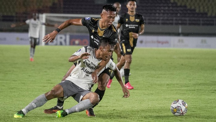 Pesepak bola Persib Bandung Robi Darwis (bawah) berebut bola dengan pesepak bola Dewa United FC Miftah Anwar Sani (atas) pada pertandingan BRI Liga 1 di Stadion Manahan, Solo, Jawa Tengah, Rabu (14/12/2022). ANTARA FOTO/Mohammad Ayudha/aww.