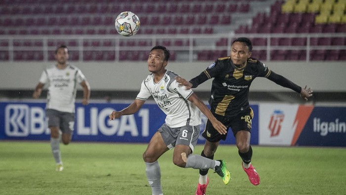 Pesepak bola Persib Bandung Robi Darwis (bawah) berebut bola dengan pesepak bola Dewa United FC Miftah Anwar Sani (atas) pada pertandingan BRI Liga 1 di Stadion Manahan, Solo, Jawa Tengah, Rabu (14/12/2022). ANTARA FOTO/Mohammad Ayudha/aww.