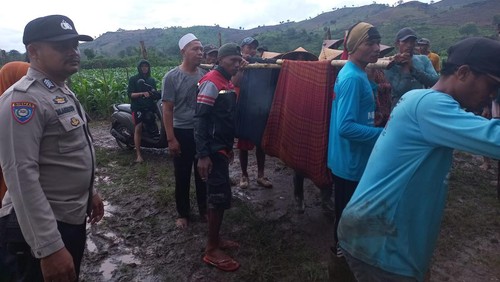 Petugas yang dibantu warga mengevakuasi jasad petani di Dompu menggunakan tandu sederhana Selasa (13/12/2022).