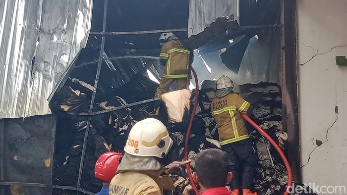 Petugas damkar masih berupaya memadamkan kebakaran di gudang pabrik tekstil, Pedan, Klaten, Rabu (14/12/2022).