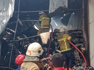 Kebakaran Gudang Pabrik Tekstil Klaten Belum Padam, Masih Ada Titik Api